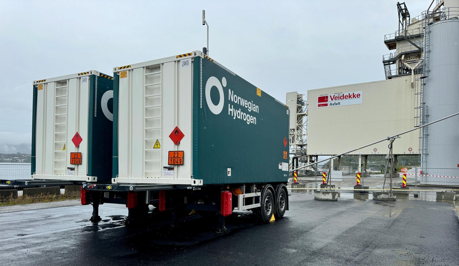 Veidekke, one of Scandinavia’s largest contractors, has extended its collaboration with Norwegian Hydrogen by selecting them to supply green hydrogen for its newly converted asphalt plant in Ålesund. This marks Veidekke’s second hydrogen-powered plant, furthering the company’s commitment to reducing carbon emissions in its asphalt production operations. Earlier this year, Norwegian Hydrogen began delivering green hydrogen produced in Hellesylt to Veidekke’s Kristiansund plant, which became the world’s first asphalt factory to use hydrogen exclusively as an energy source. Building on the success of this pioneering project, Veidekke has now contracted Norwegian Hydrogen to fuel the Ålesund plant, continuing its push toward sustainable, emission-free asphalt production. Official Opening of the Ålesund Asphalt Plant On September 4th, Veidekke officially opened the new facility in Ålesund, marking a significant milestone in the company’s journey to decarbonize its operations. The event was attended by key figures from both Veidekke and Norwegian Hydrogen, alongside local officials. "We are pleased to have Norwegian Hydrogen on board for this project," said Martin Holmqvist, Director of Asphalt at Veidekke Infrastructure. "Their ability to deliver on promises makes them an important partner. We look forward to collaborating on more hydrogen projects across the country in the years to come." Expanding Green Hydrogen Solutions Simen Skaare Eriksen, Chief Commercial Officer at Norwegian Hydrogen, expressed enthusiasm for the partnership's growth: "There are huge climate benefits to be gained by using green hydrogen across several industry sectors. It’s inspiring to work with Veidekke, a company that shares our vision of leading the climate transition. We are thrilled to expand this collaboration and provide green hydrogen for the Ålesund facility." Environmental Impact Asphalt production traditionally relies on fuels such as natural gas, propane, diesel, and biodiesel, all of which contribute to significant CO2 emissions. In Norway alone, asphalt plants account for approximately 400,000 tons of CO2 emissions annually. By transitioning to green hydrogen, Veidekke aims to drastically reduce its carbon footprint, setting a new standard for sustainability in the construction industry. Veidekke’s expansion into hydrogen-powered asphalt production underscores the company’s commitment to reducing industrial emissions and serves as a model for the future of sustainable infrastructure development.