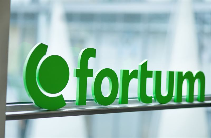 Fortum and P2X Solutions have signed a five-year Power Purchase Agreement (PPA) to support green hydrogen production at P2X Solutions’ Harjavalta plant in southwest Finland. The agreement ensures that the plant, which is ramping up production, operates in compliance with strict EU renewable hydrogen criteria (RFNBO). Under the contract, Fortum will supply renewable electricity from its Finnish portfolio, along with Guarantees of Origin, to enable P2X Solutions to produce RFNBO-compliant green hydrogen. The agreement runs until the end of 2029 and marks a key milestone in Finland’s hydrogen transition. Advancing Finland’s Green Hydrogen Industry EU regulations require that renewable energy for green hydrogen production must be matched on a monthly basis until 2029, after which hourly matching will be mandated. This agreement ensures that P2X Solutions’ plant operates in full compliance with RFNBO standards, making it the first facility in Finland to produce green hydrogen under these regulations. Urs Pennanen, Senior Vice President of Corporate Customers at Fortum, emphasized the significance of the collaboration: “At Fortum, our strategic priority is to support clients in their decarbonization journey. This agreement with P2X Solutions showcases how collaboration can drive sustainable solutions. We are pleased to supply the plant with its initial volumes of renewable energy and contribute to Finland’s clean energy transition.” Herkko Plit, CEO of P2X Solutions, highlighted the project’s impact: “Our investment in Harjavalta is opening Finland’s green hydrogen market and supporting the shift to a carbon-neutral society. By leveraging Fortum’s renewable energy, we enable industries to adopt cleaner production methods. This partnership underscores the critical role of green hydrogen in reducing carbon emissions across multiple sectors.” Paving the Way for a Carbon-Neutral Future The Harjavalta green hydrogen plant is a pioneering project for Finland, setting the foundation for future hydrogen development and industrial decarbonization. The collaboration between Fortum and P2X Solutions strengthens the role of green hydrogen in achieving carbon neutrality and energy sustainability across industries.